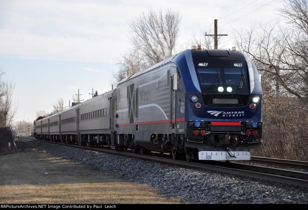 Northbund "Hiawatha Service" blows past the station